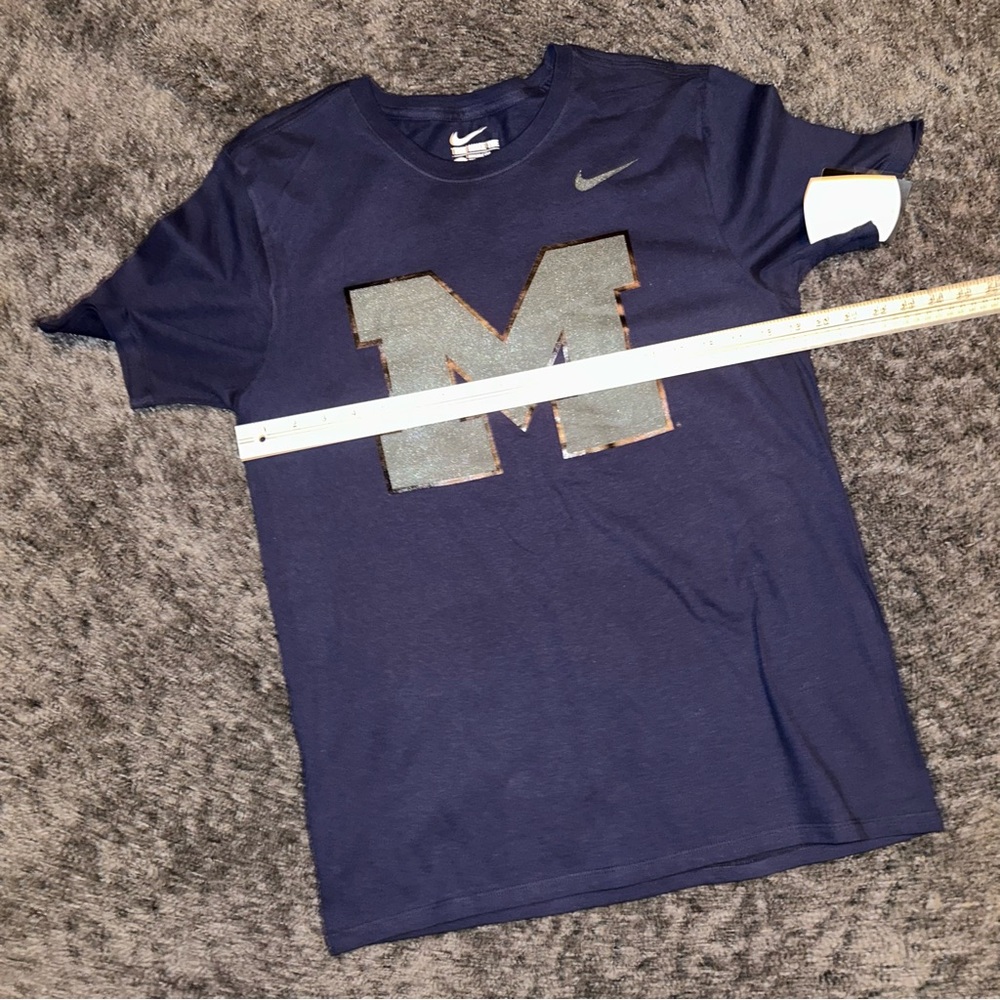 Med University Of Michigan Nike Dri Fit T-shirt NWT. - Picture 4 of 4